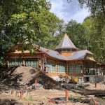 Alojz Hlina meni Zeleznu studnicku Buduje zvukove kupele restauraciu a knihkupectvo v lese
