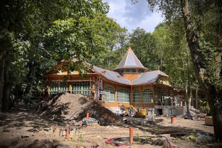 Alojz Hlina meni Zeleznu studnicku Buduje zvukove kupele restauraciu a knihkupectvo v lese