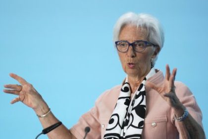 ECB zastavila znizovanie sadzieb caka sa na dohodu o clach