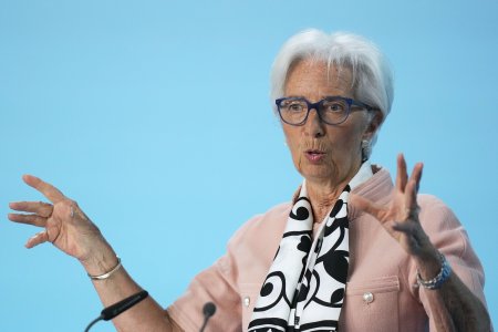 ECB zastavila znizovanie sadzieb caka sa na dohodu o clach