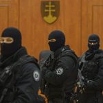 Policajta Vargu po prepusteni vysadili v Brezne