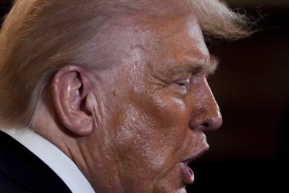 Trumpov svet 184 den Boli si blizsi nez prezident priznava CNN zverejnila nove zabery Trumpa s Epsteinom