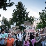 Zelenskyj ustupil protestujucim novy zakon obnovi nezavislost uradov