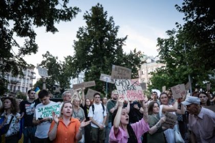 Zelenskyj ustupil protestujucim novy zakon obnovi nezavislost uradov