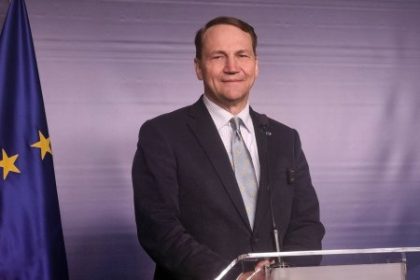 Zmeny v polsekj vlade Tusk posilnil Sikorskeho poziciu