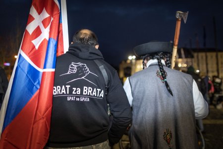 Advokat ktoreho v Lucenci napadli hajlujuci clenovia Brat za brata Policajt sa zvital s utocnikom