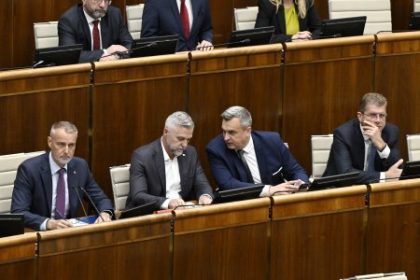 Parlament cakaju zmeny premier povinne odpovie opozicii