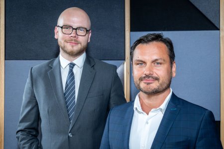 Poslanci Dvorak a Stachura Vlada zvyhodnuje Agel casto pocuvame ze Pellegrini je seda eminencia