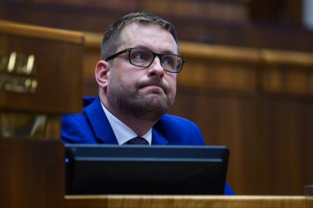 Preco sa premier myli o tendri na zachranky