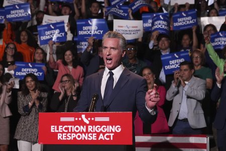 Proti ohnu bojuje ohnom Kalifornsky guverner skua novu strategiu na Trumpa