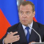 Rusko sa vzdalo jadrovej dohody varuje Medvedev