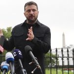 Trumpov svet 212 den Prezident tvrdi ze dohodol stretnutie Zelenskeho s Putinom ten mlci