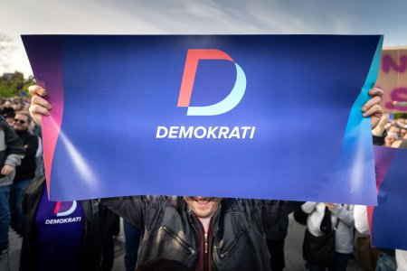 Hlina sa pridava k Demokratom