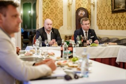 Koalicia celi tazkym rokovaniam a konfliktom Huliak utoci cez Zomri