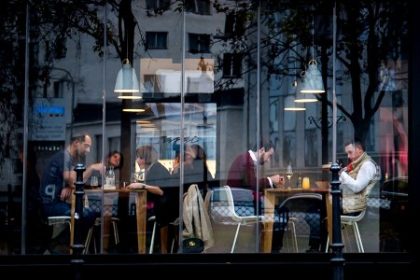 Ludia sa pre konsolidaciu uskromnuju v restauraciach
