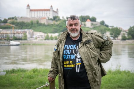 Ondracek z Darku pre Putina ktory vyzbieral peniaze na tank aj Black Hawk Nemozete bombardovat Rusov detskou vyzivou