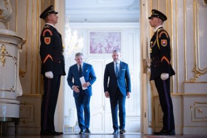 Poslanci setria na svojich platoch len symbolicky Prezident zarobi v cistom menej nez premier