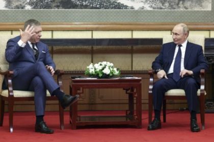 Robert Fico je lacny komparzista vychodu