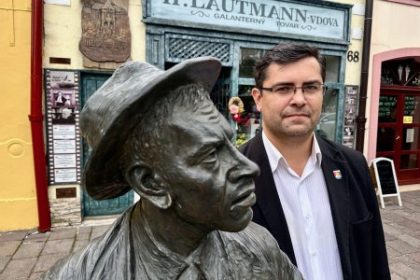 Spaciruju gardisti konecne mame poriadok Spomienky na natacanie Obchodu na korze v Sabinove