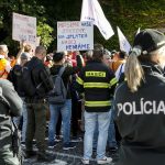 Sutaj Estok priviedol policajtov a hasicov do ulic
