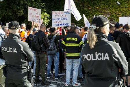 Sutaj Estok priviedol policajtov a hasicov do ulic