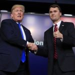 Trumpov svet 234 den Na univerzite v Utahu zastrelili Charlieho Kirka Trumpovho stupenca ktory zmenil konzervativny aktivizmus