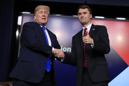 Trumpov svet 234 den Na univerzite v Utahu zastrelili Charlieho Kirka Trumpovho stupenca ktory zmenil konzervativny aktivizmus