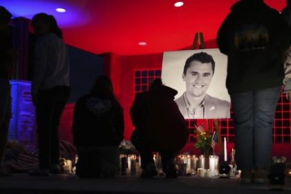 Trumpov svet 235 den Prehladavanie kurinov a chyby riaditela FBI USA chaoticky hlada Kirkovho vraha