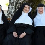 Znie to ako nazov beckovej komedie Tri mnisky na uteku su vsak smutna realita