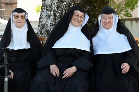 Znie to ako nazov beckovej komedie Tri mnisky na uteku su vsak smutna realita