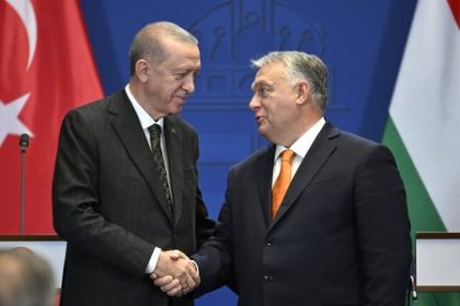 Ako medzinarodne krizy vracaju autoritarov do hry