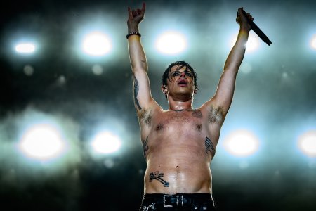 Americke turne vypredal do minuty Preco svet tuzi po britskom rockerovi Yungbludovi