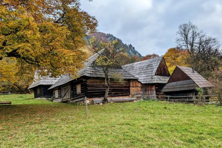 Basecamp Vyskusajte Sipsku Fatru a navstivte osadu Podsip pripominajucu Vlkolinec