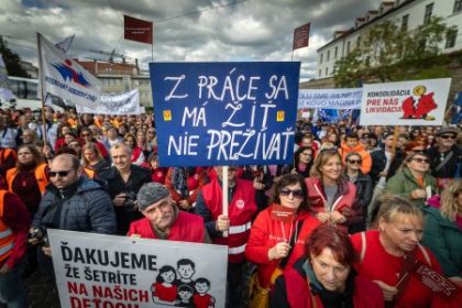Pred parlamentom protestovali odborari Odmietame byt rukojemnikmi rozpoctu