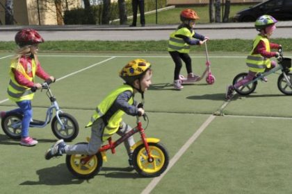 Vtipy netriafaju presne rychlu chodzu nezakazali Vazny vsak vytlaca detskych cyklistov z chodnikov