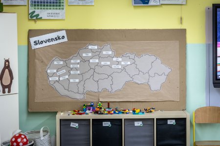 Dejepis uviaznuty v praveku a vlada ktora sa boji kritiky mladych