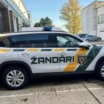 Formuju sa prvi zandari puta a zastavenie auta