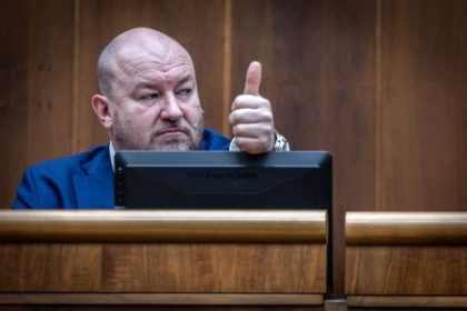 Huliakovi radi dvorny pravnik OlANO Vplyvne funkcie dal jeho bratrancom