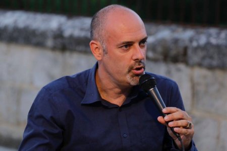 Napisal knihu o potravinovom priemysle O jedle ktore jeme nevieme nic