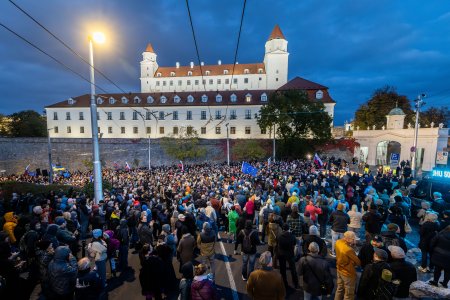 Sebavedomi demokrati alebo poddajni poddani