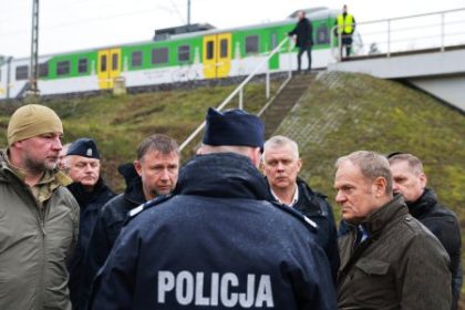 Vybuch poskodil kolajnicu ked isiel nakladny vlak