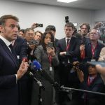 Ako bojovat proti dezinformaciam Macron chce certifikaty kritikom pripomina cenzuru z Orwella