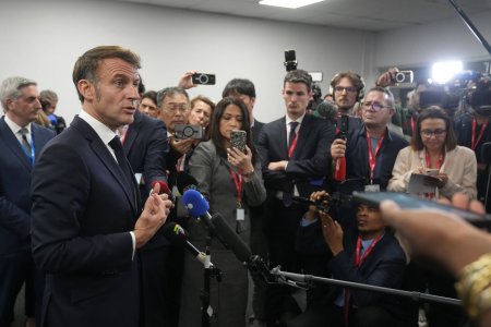Ako bojovat proti dezinformaciam Macron chce certifikaty kritikom pripomina cenzuru z Orwella