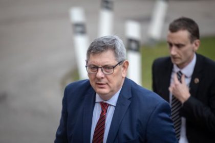 Horalkovy paragraf je v parlamente koalicia chce zrychlene schvalenie Vinu za kradeze zvaluje na opoziciu a media