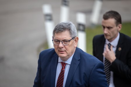 Horalkovy paragraf je v parlamente koalicia chce zrychlene schvalenie Vinu za kradeze zvaluje na opoziciu a media