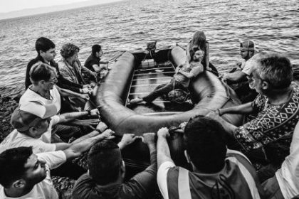 Je pomoc topiacim sa utecencom zachranou zivotov alebo nelegalnou migraciou