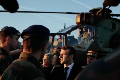 Macron chce vycvicit desattisice novych vojakov