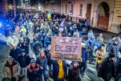 Prave to schvalili Kym dav protestoval proti riaditelovi SIS Gasparovi poslanci schvalili zakon ktory pomoze jeho otcovi