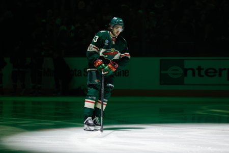 Rano s NHL Quinn Hughes mozno nepojde za bratmi do New Jersey Minnesota riskuje ale nie zbytocne