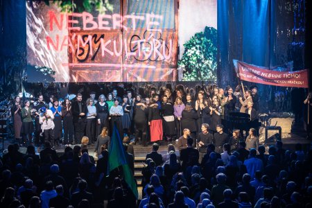 Rok 2025 v kulture Medzi demolacnym valcom a kreativnym odporom